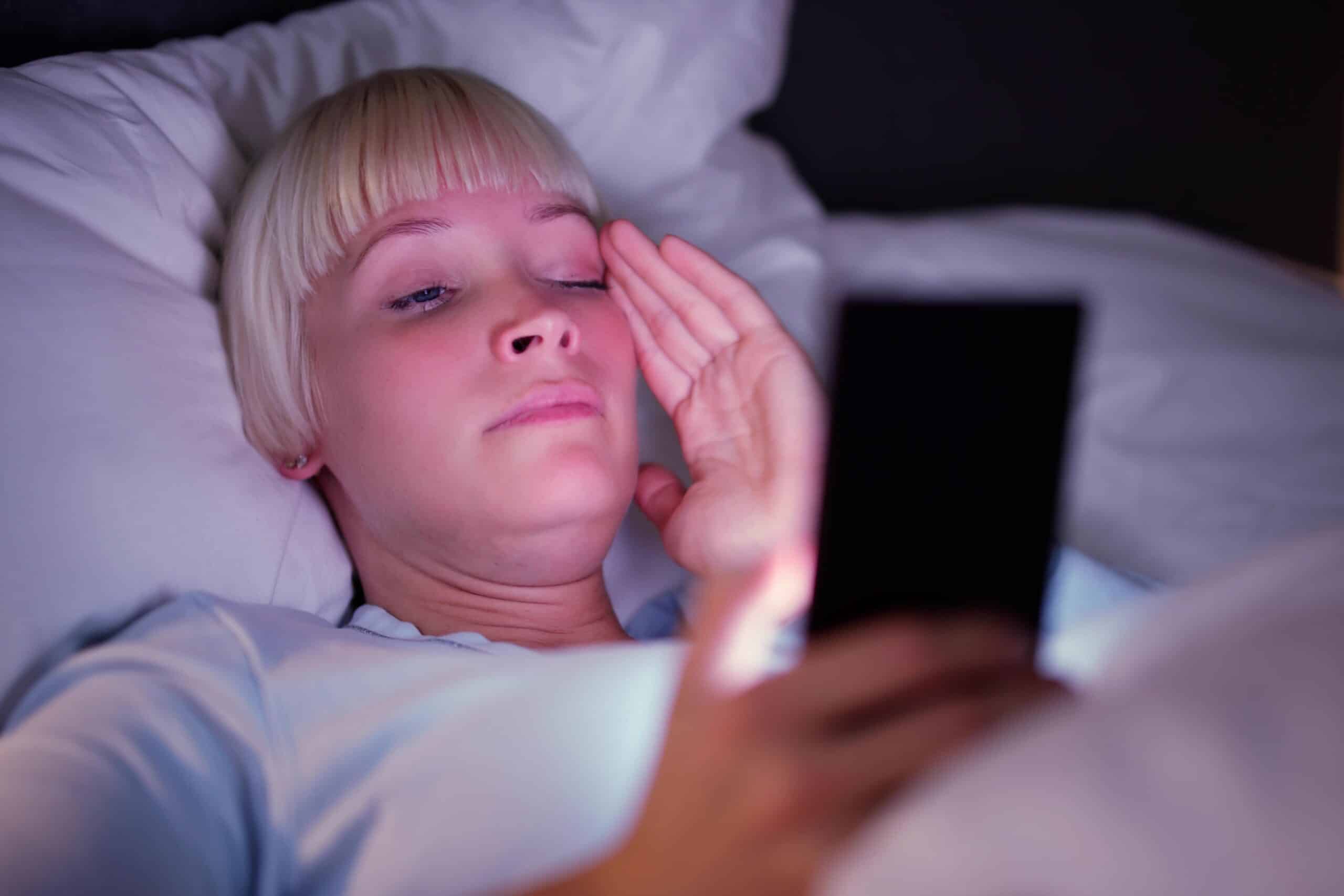 Afinal dormir o celular no modo noturno melhora o sono ou não