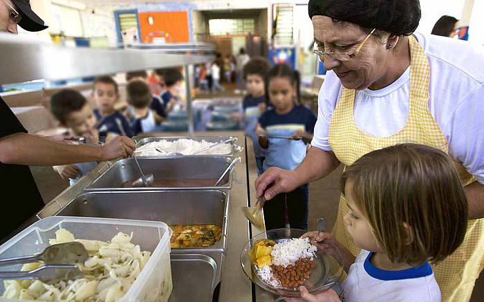Cursos Gratuitos de Merendeira Garçom e Idiomas