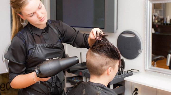 Cursos Gratuitos de Cabeleireira, Maquiagem e Massagem 2018