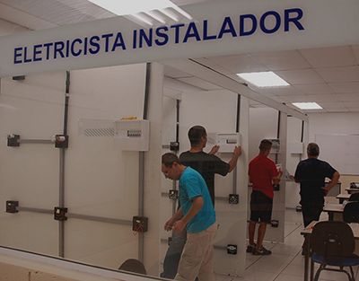 O que faz Eletricista Industrial