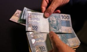 Trabalhadores podem sacar lucro do FGTS em 2022: Veja as regras e como consultar o saque