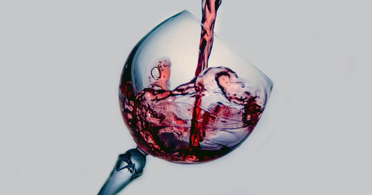 Chuva roxa? RUAS são tomadas por enxurrada de VINHO