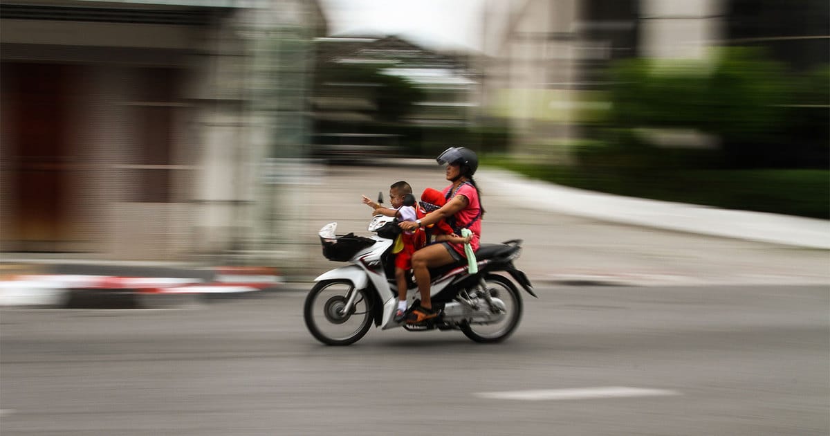 Garupa: 5 dicas para levar crianças na moto e o que você nunca pode fazer -  11/10/2020 - UOL Carros