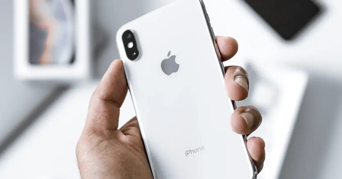 Descubra para que serve o buraco que existe entre a câmera e o flash do