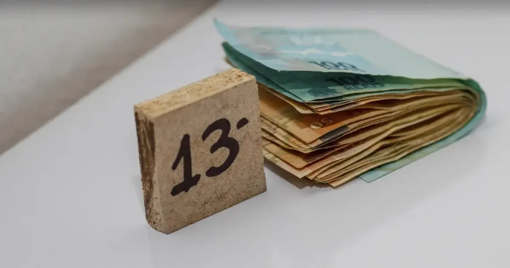 O 13º salário do INSS para os segurados é como uma remuneração adicional. Entenda como ele funciona e veja os pontos principais do pagamento!