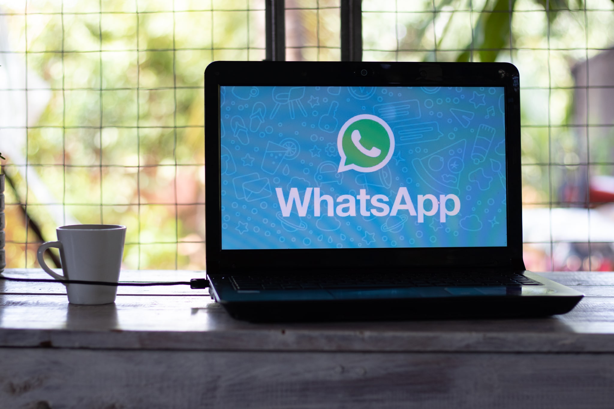 Discover now 3 amazing ways to customize WhatsApp, and even change its color to green