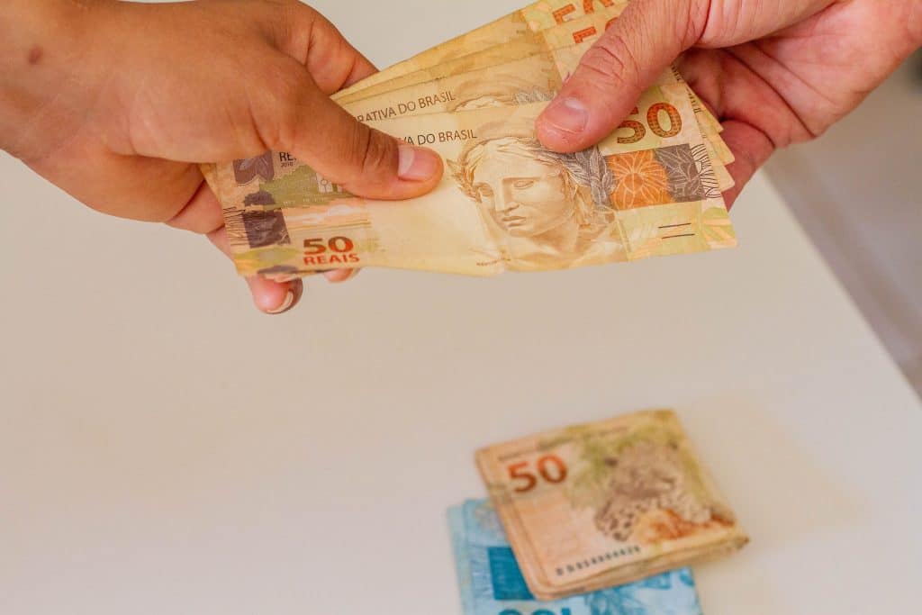 Pessoas que estão desempregadas podem ter acesso a muito dinheiro.