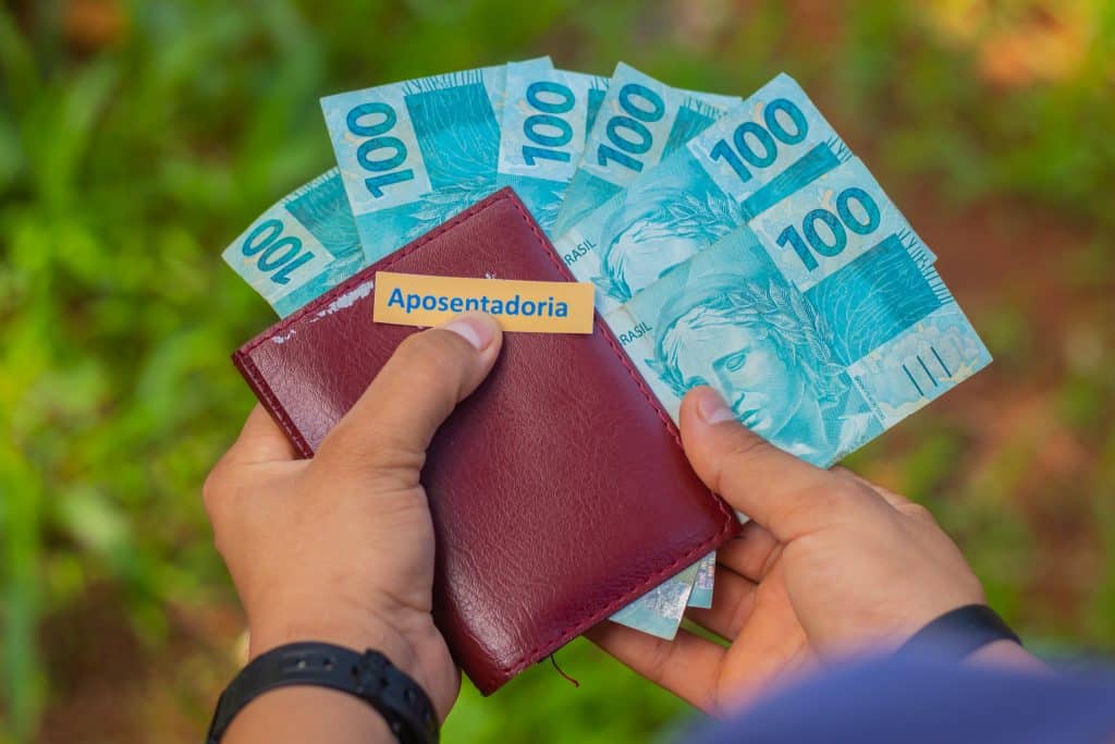Se você pensa em se aposentar, saiba como funciona a contribuição para pessoas de baixa renda.