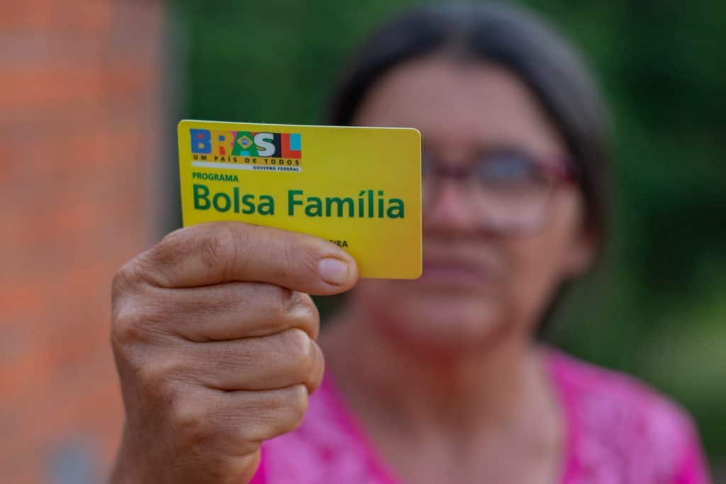 Você tem receio de postar nas redes sociais para não perder o Bolsa Família? Confira a verdade.