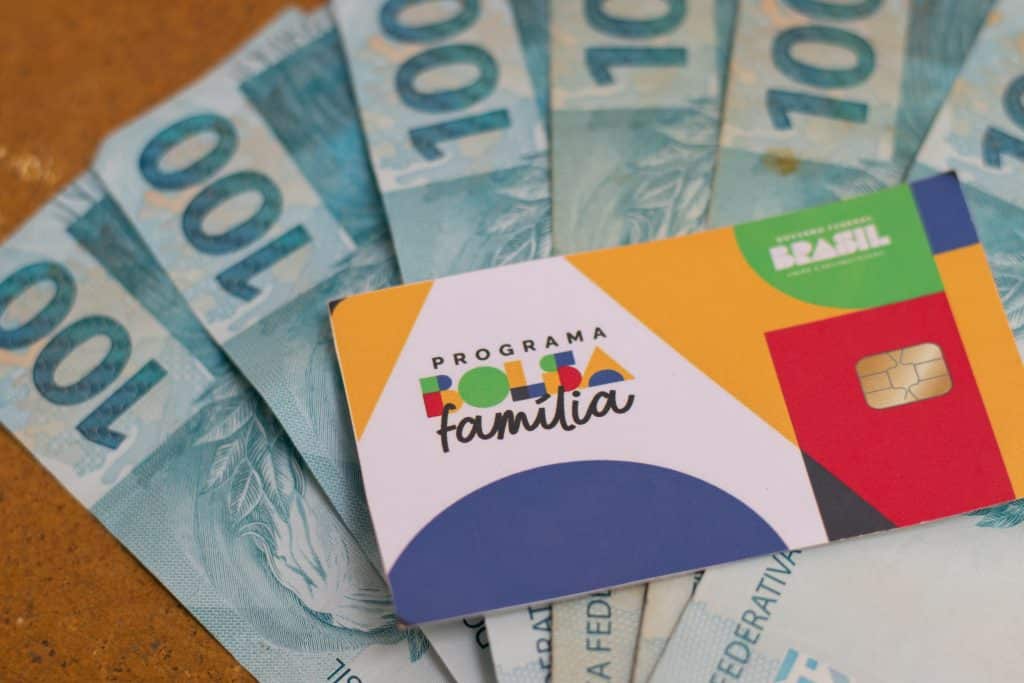 Aqueles que recebem o Bolsa Família devem ficar atentos à possibilidade de acessarem o cartão alimentação.