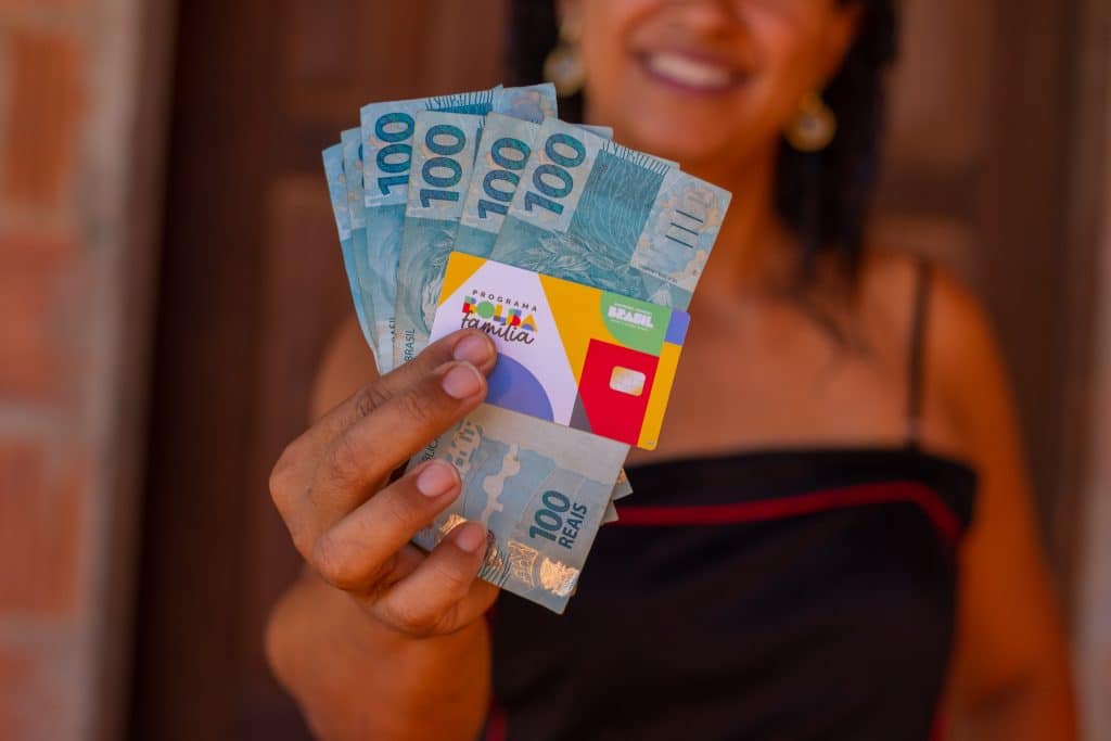 As famílias que estiverem na lista do governo podem se despedir do Bolsa Família em julho. Confira.