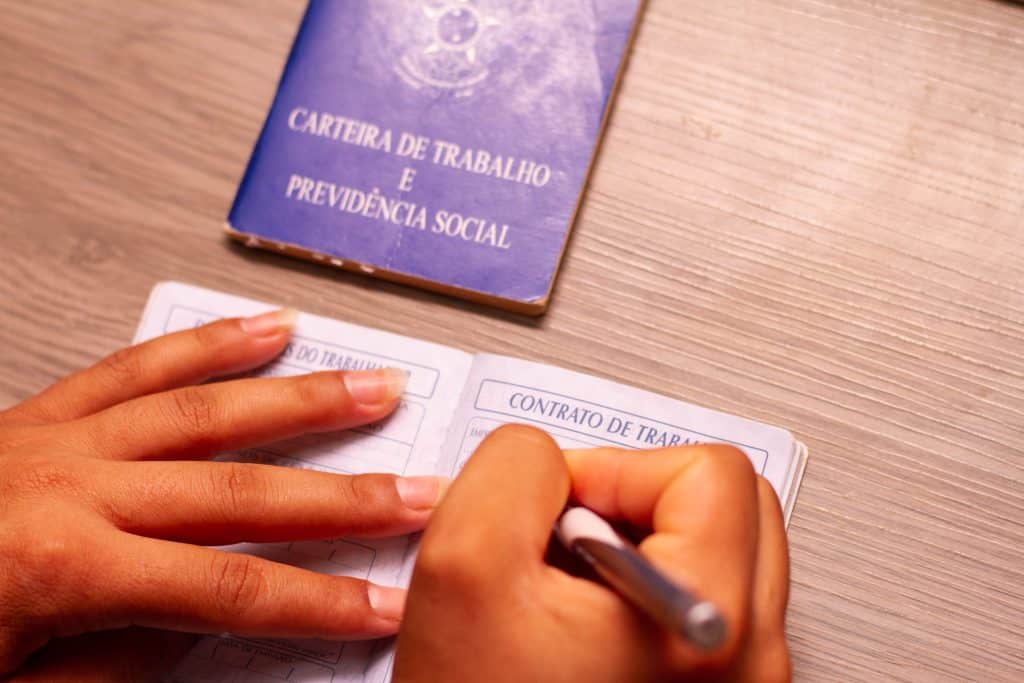 As pessoas desempregadas podem ter acesso a um novo benefício de até um salário do governo. Confira.