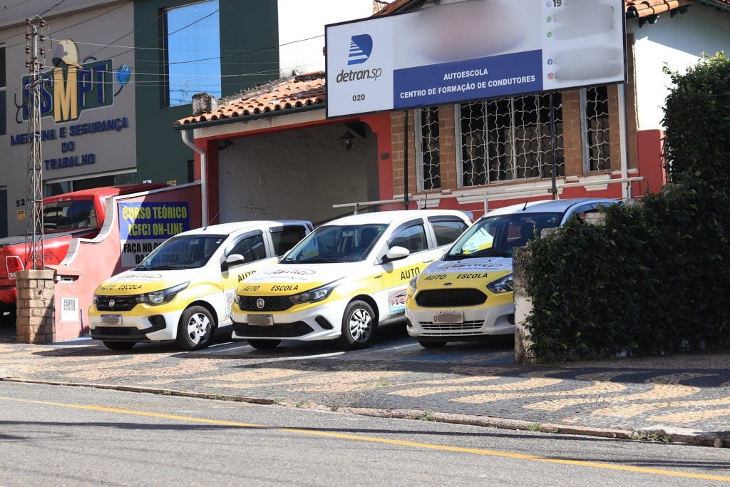 Já pensou em não precisar de autoescolas para tirar a CNH? Veja se é possível!