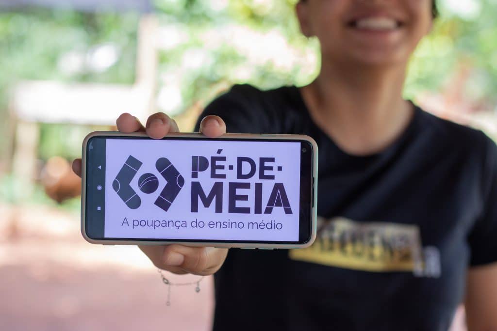 Saiba se você pode abrir conta no Nubank mesmo recebendo o Pé-de-Meia.