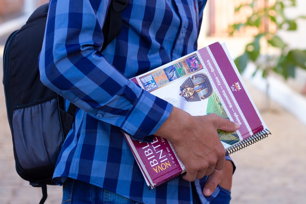 Os estudantes que estiverem elegíveis ao benefício podem sacá-lo pelo Caixa Tem.