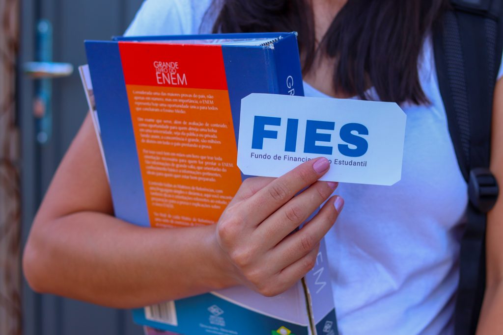FIES 2024: Edital do 2° semestre encerra inscrições no dia 27/08 e estudantes precisam correr