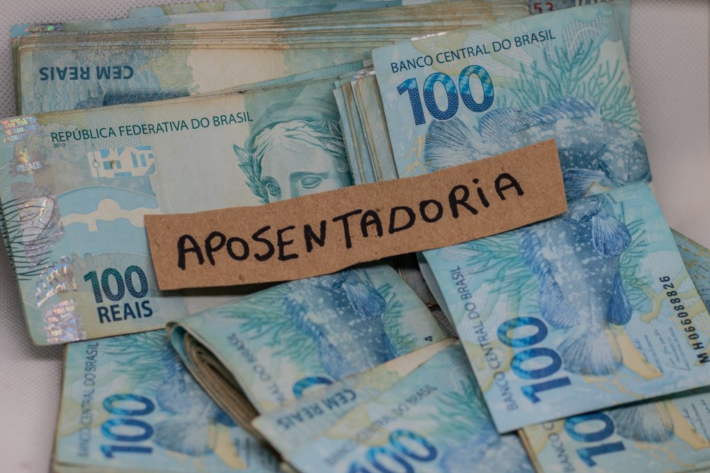 Quem tem 2 empregos, tem direito a DUAS aposentadorias? A resposta vai te surpreender!