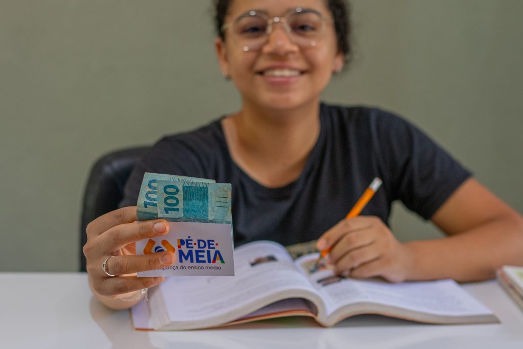 Saiu AGORA! Governo divulga lista de novos APROVADOS no 'Pé-de-Meia' e você pode ser um deles