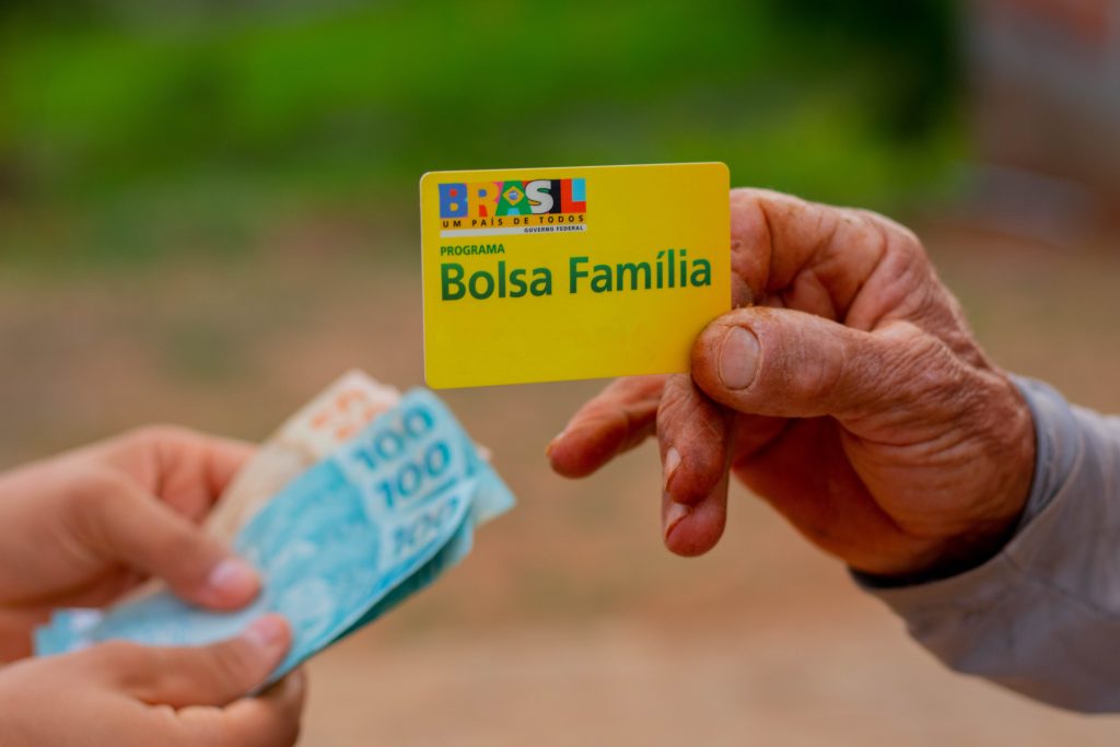 Os beneficiários do Bolsa Família que caem na regra de proteção podem receber menos.