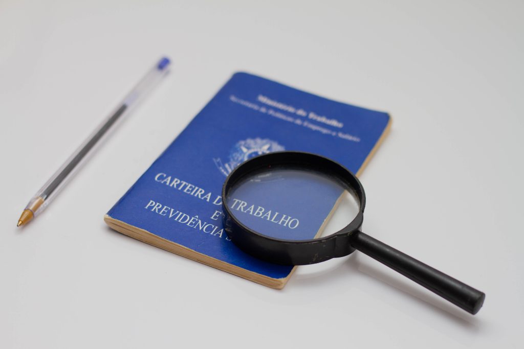Trabalhadores que denunciam a empresa na Justiça ficam com o nome sujo? Conheça a VERDADE!