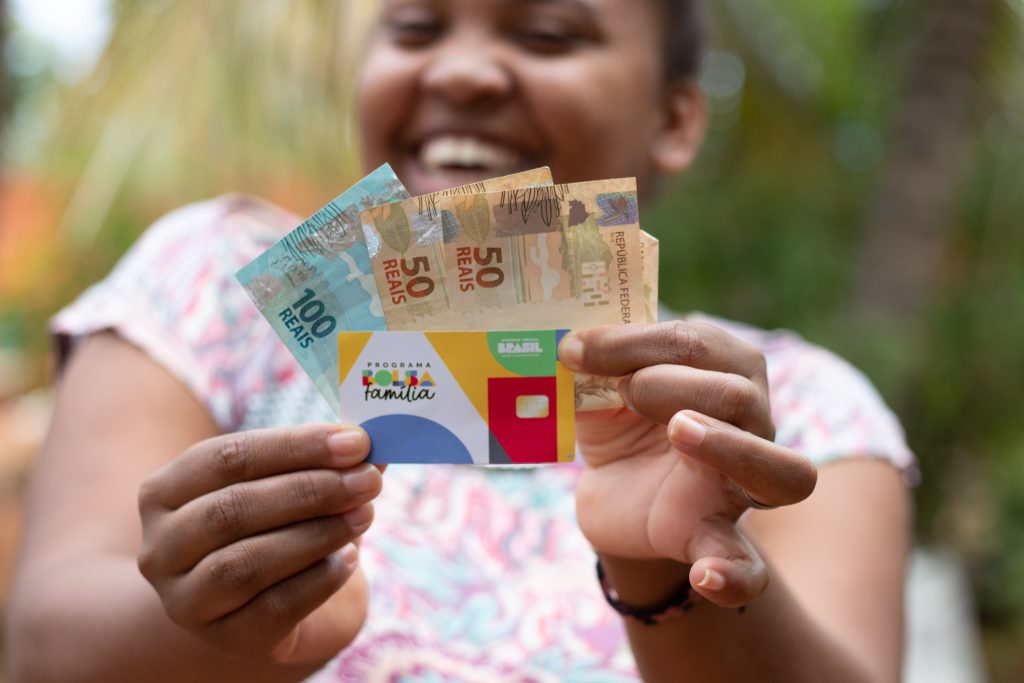 Vai receber o Bolsa Família neste mês? Veja se o pagamento chega mais cedo para seu NIS!