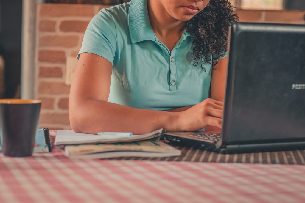 Adeus desemprego: cursos gratuitos garantem VAGA de trabalho para moradores desta REGIÃO, confira