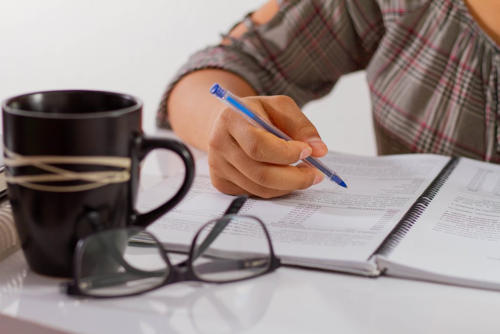 Ainda não decidiu qual carreira seguir? Confira 9 cursos universitários que MAIS empregam formados no Brasil