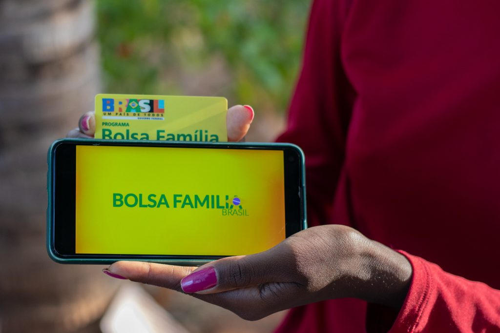 Não consegue acessar o app do Bolsa Família? Veja como consultar o benefício!