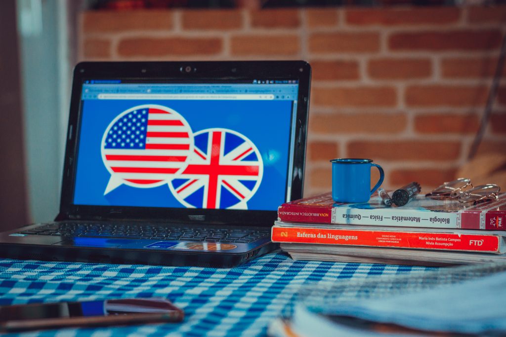 Se você quer aprender inglês e outros cursos com universidades gringas, veja como conseguir.