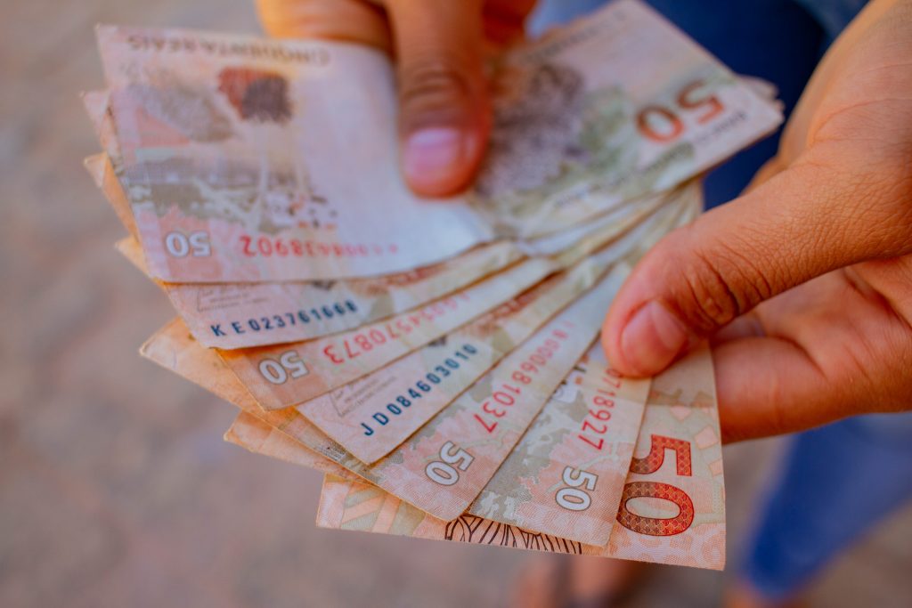Se você recebe benefícios do governo, fique atento e tome cuidado apra não cair em golpes de auxílios sociais.
