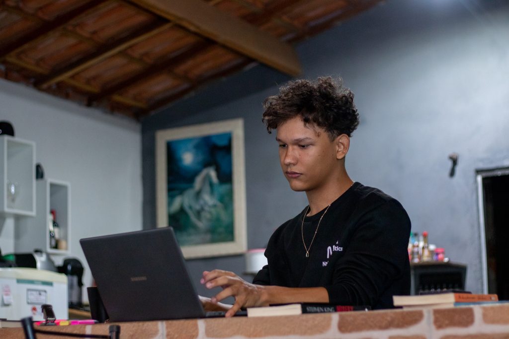 Se você é jovem e quer viajar de graça, veja como conseguir esse benefício.