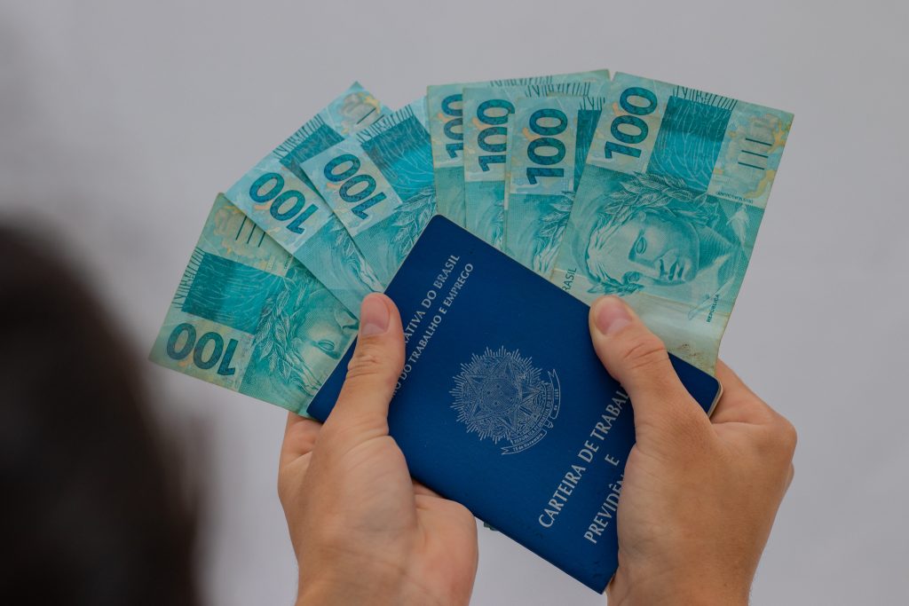 Bolsa-auxílio de R$ 1800: empresa famosa abre vaga de ESTÁGIO com ótima remuneração; aproveite a chance