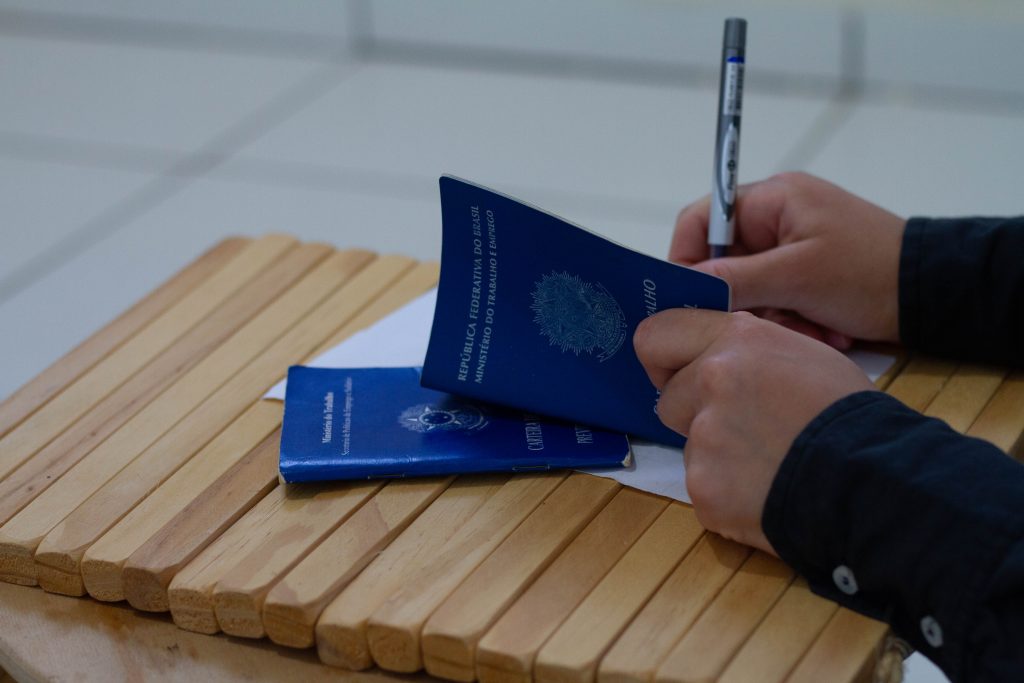 Empresa pode DESCONTAR vale-refeição na rescisão? Dúvida de trabalhadores é finalmente sanada por especialistas!