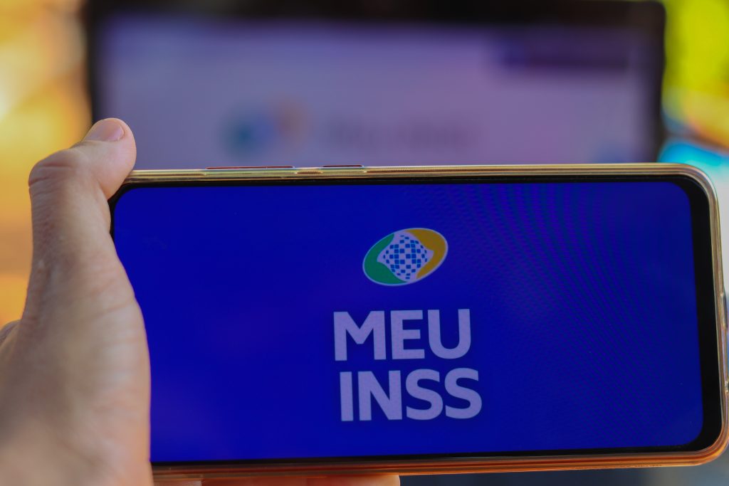 Entro com recurso ou ação judicial? Descubra a melhor forma de CONTESTAR decisão do INSS!