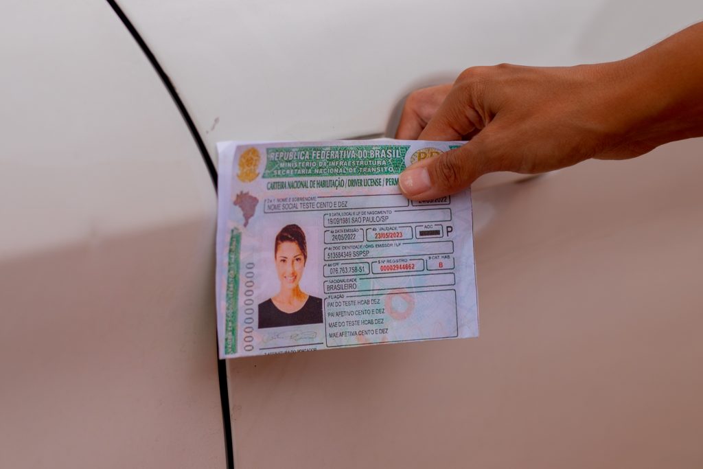 Cuidado com o golpe da CNH: apesar das promessas, ele pode te fazer mal.