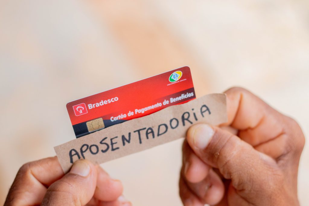 Muitos apsoentados estão na expectativa de receber a antecipação do 13º salário em 2025.