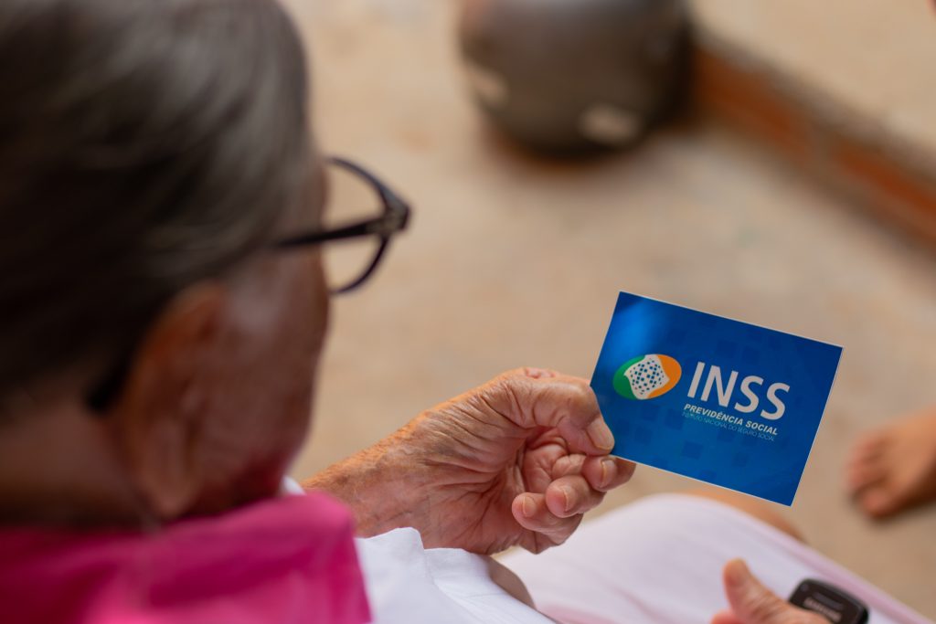 Muitos beneficiários do INSS ficam com receio de receberem as visitas em casa. Entenda.