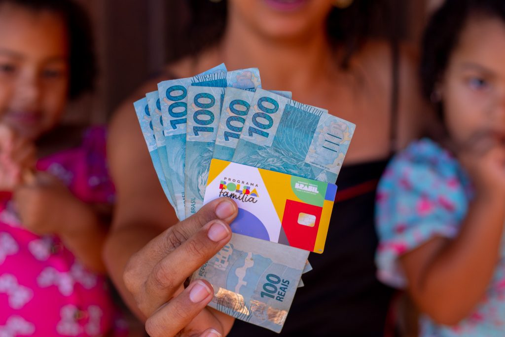 Mães solteiras do Bolsa Família vão receber EXTRA de R$ 150 do Governo este mês? Mais um adicional pode estar a caminho!