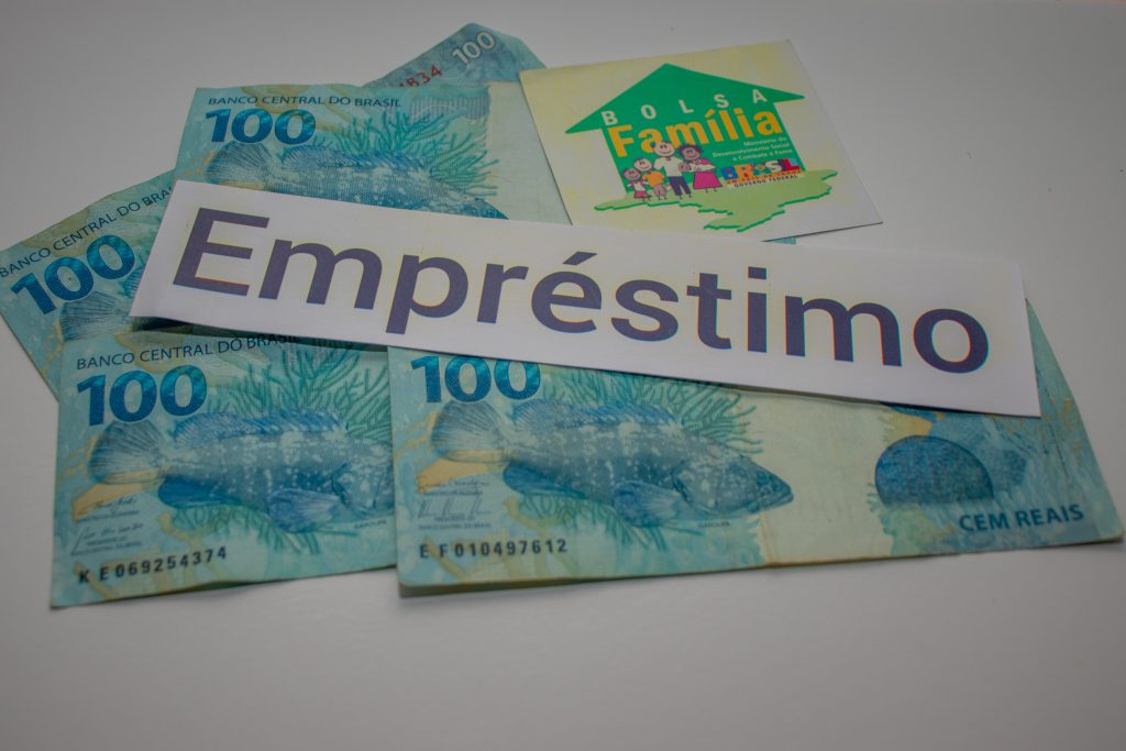 Não PAGAR empréstimo do Bolsa Família cancela benefício? Governo se manifestou sobre o assunto!