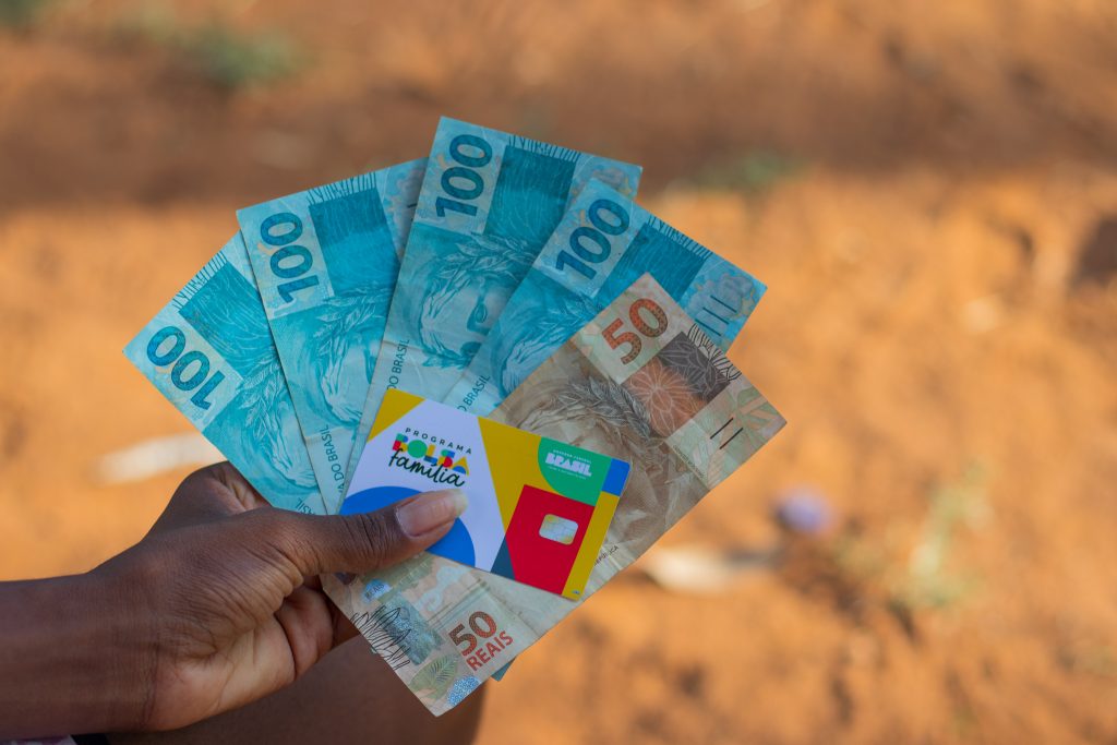Se você é beneficiário do Bolsa Família, veja quando vai começar a receber o extra de R$ 160!