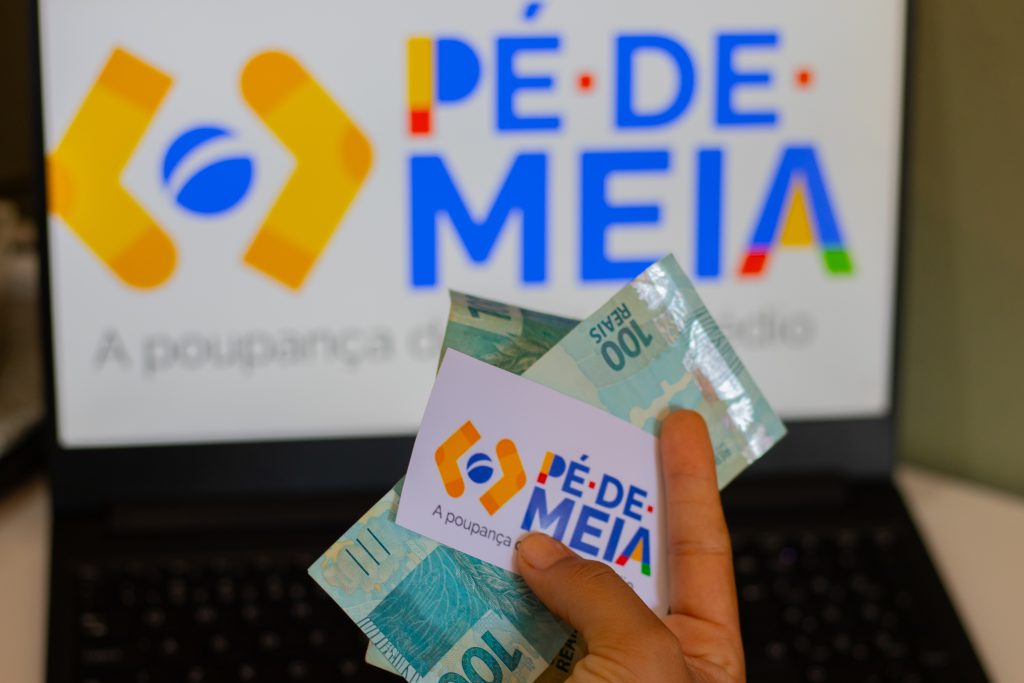 O Pé-de-Meia atualmente é só para alunos, mas isso pode mudar.