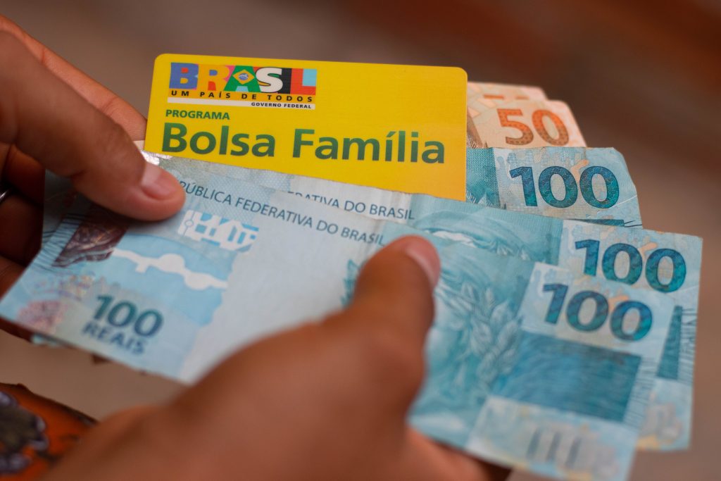 Você sabia que existe um teto de pagamento do Bolsa Família? Veja quanto é!