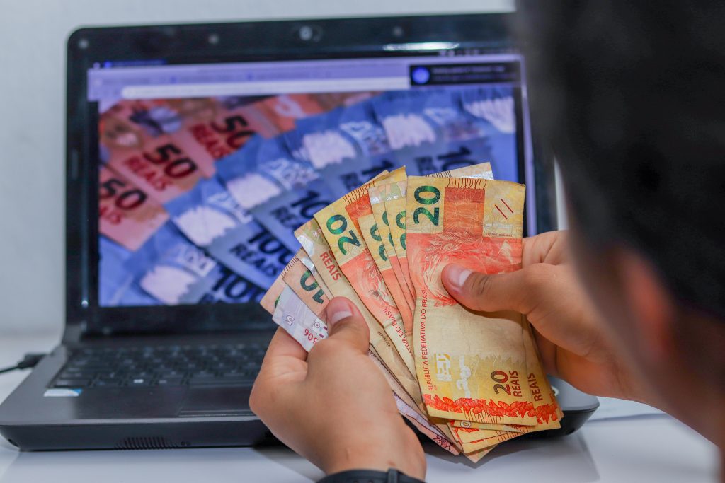 Quer aumentar sua renda mas recebe benefício do INSS? Descubra se segurados podem trabalhar com a internet e ter renda EXTRA