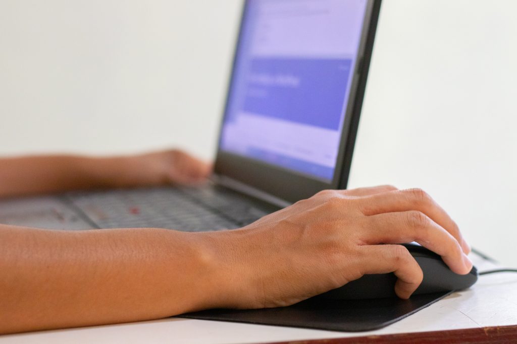 Se você está estudando para prestar concurso, veja uma plataforma que pode te ajudar.