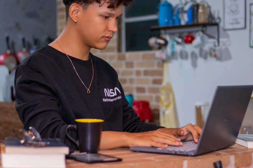 Procurando cursos online e de graça? Aproveite a oportunidade da universidade inglesa!