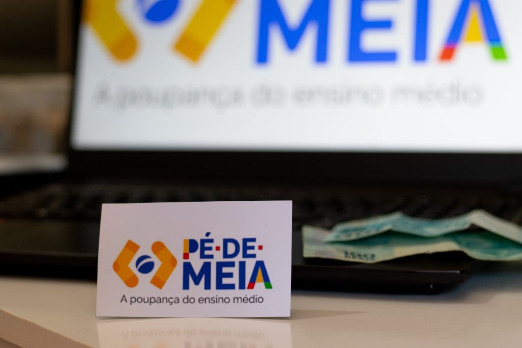 Verdade ou mito? Mulheres casadas estão sendo PROIBIDAS de incluir filhos no Pé-de-Meia; entenda
