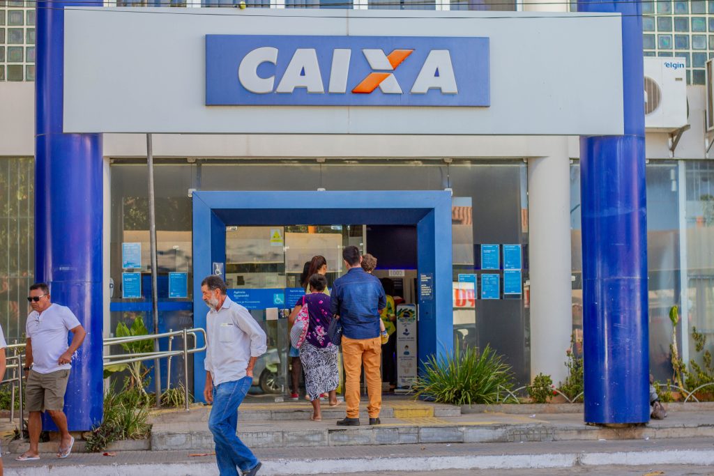 Visite uma agência: Caixa está convocando TODOS que recebem Bolsa Família por este MOTIVO