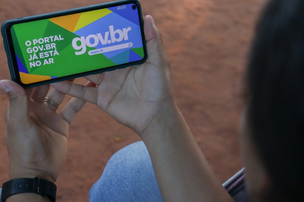 Benefício SECRETO do Governo Federal pode abrir portas para o primeiro emprego; veja como funciona