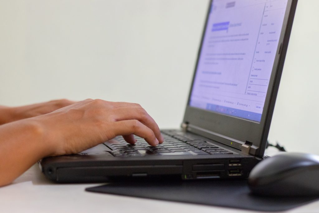 Pensando em melhorar de vida, ganhando salários maiores? Veja cursos de graça que podem ajudar!