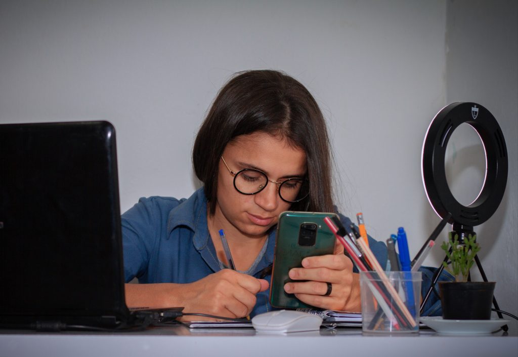 Elas no comando! ONG abre vagas em curso de programação GRATUITO para mulheres brasileiras